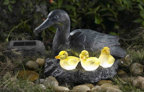 HGL10218 Poly mother and baby ducks solar light