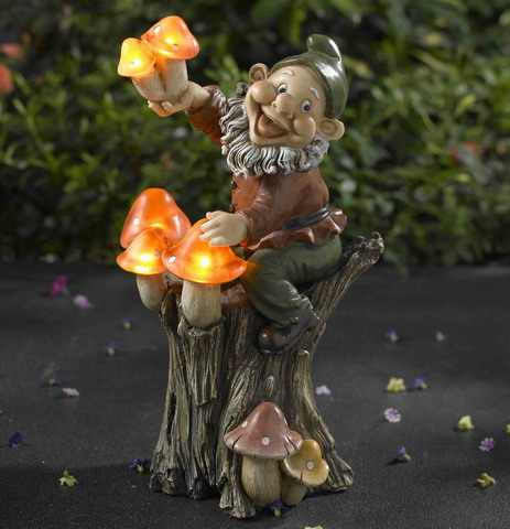 HGL10148 Poly Gnome on stump with mushrooms solar light